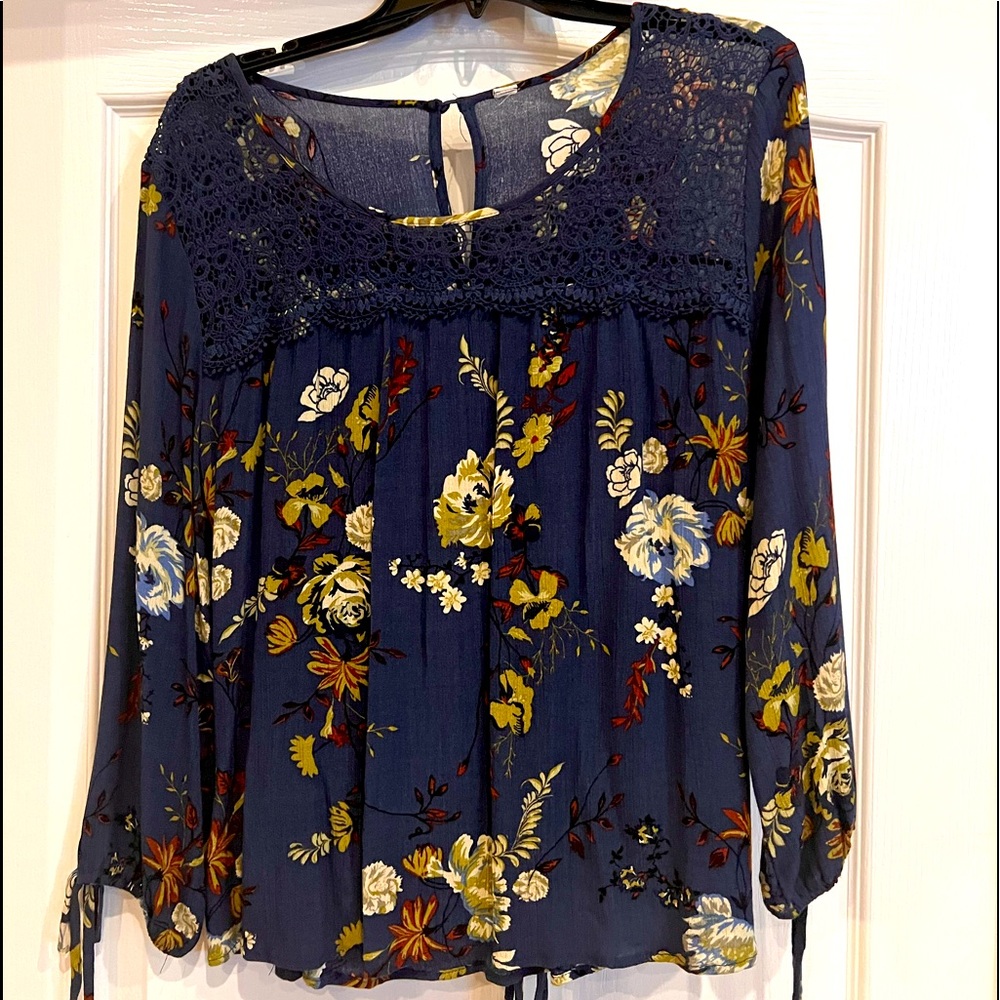 Really cute detailed top 3/4 sleeve